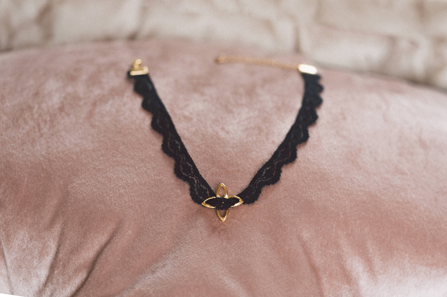 CHOKER NOIR IRRESISTIBLE